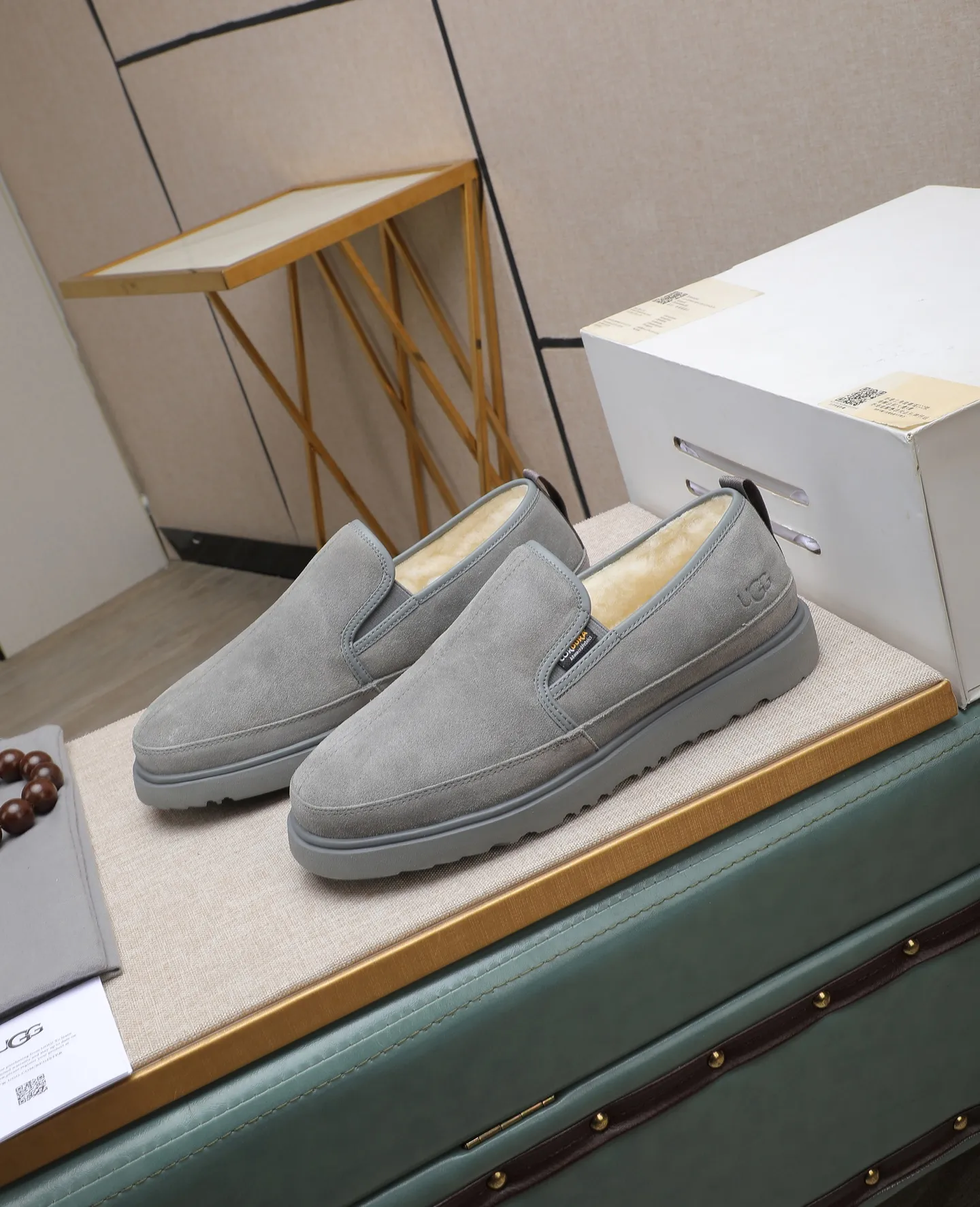 Men's men's shoes 💰560 (full genuine wool lining, 10% off for fake ones) Please note the quality of the original order and compare the thickness of the wool 🏮🏮 Popular UGG men's shoes from Australia's warm luxury brand, the official website is synchronized, Beckham men's style..., made of imported top-layer waxed cowhide, waxed toe box, Australian real wool velvet lining Carefully sewn...Imported rubber Martin boots outsole (comfortable, soft, wear-resistant) The quality is really great...Exquisite workmanship, you can't put it down at first sight, size 39-44 (38 45 custom-made)